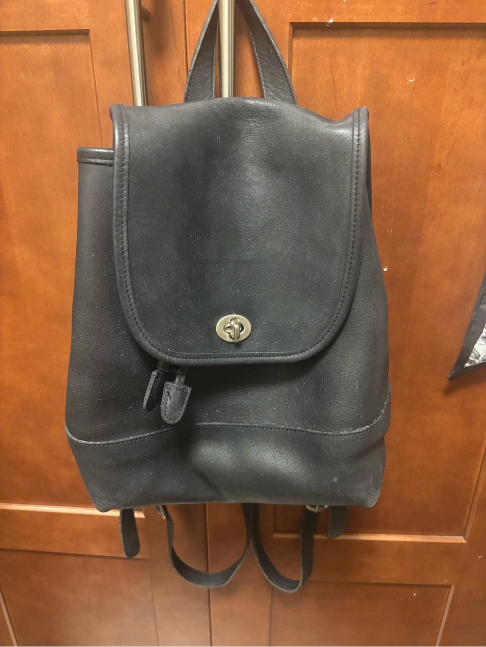 Vintage Coach genuine leather backpack 🖤
Style No. 9791